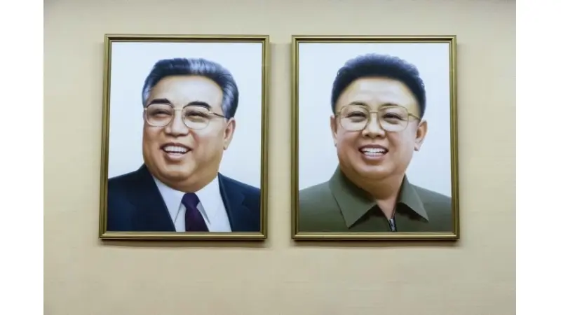 ציור של מנהיגי צפון קוריאה לשעבר קים איל-סונג וקים ג'ונג-איל /// צילום: משה שי/FLASH90