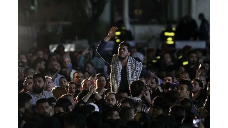 בלילה האחרון לחודש רמדאן: הפגנות תמיכה בחמאס מול שגרירות ישראל בירדן. צילום: רויטרס