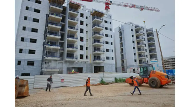 בניית דירות חדשות בקריית אונו (ארכיון). צילום: יהושע יוסף