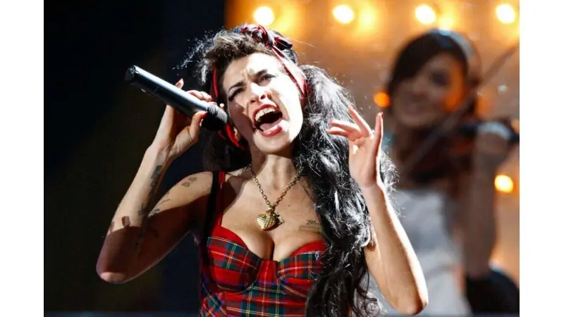איימי ויינהאוס מופיעה בטקס פרסי הבריטס 2008. צילום: רויטרס