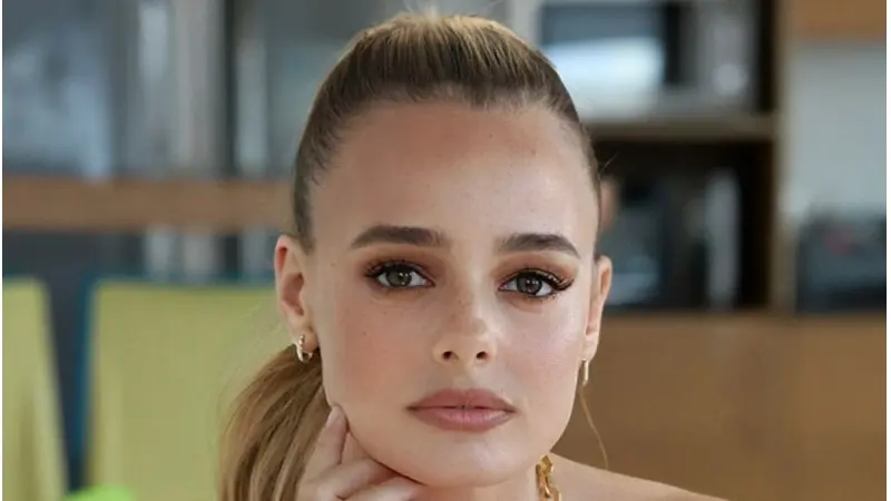 יעל בר זוהר, חיבקה את אביה בצפירה, צילום: שחר גאיה ביטון