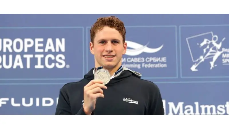 רון פולונסקי עם מדליית הכסף | צילום: סימונה קסטרווילארי, איגוד השחייה